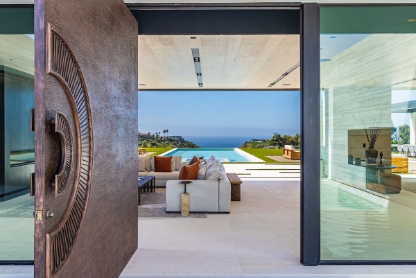 Luxury villa with infinity pool and ocean views on the California coast